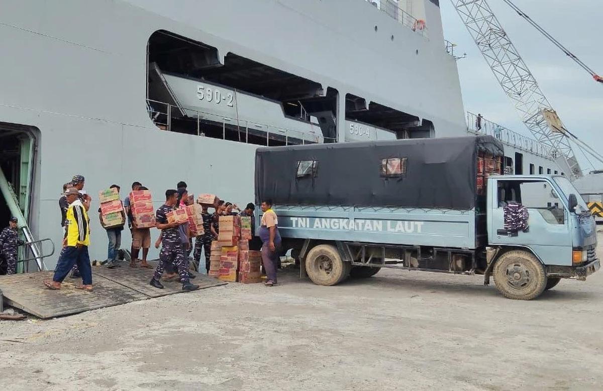FOTO: KRI Makassar Dikerahkan untuk Bantuan Bencana di Aceh