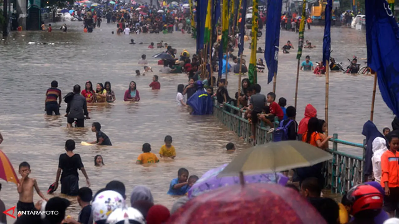 banjir-turunkan-omzet-pln140120b.jpg
