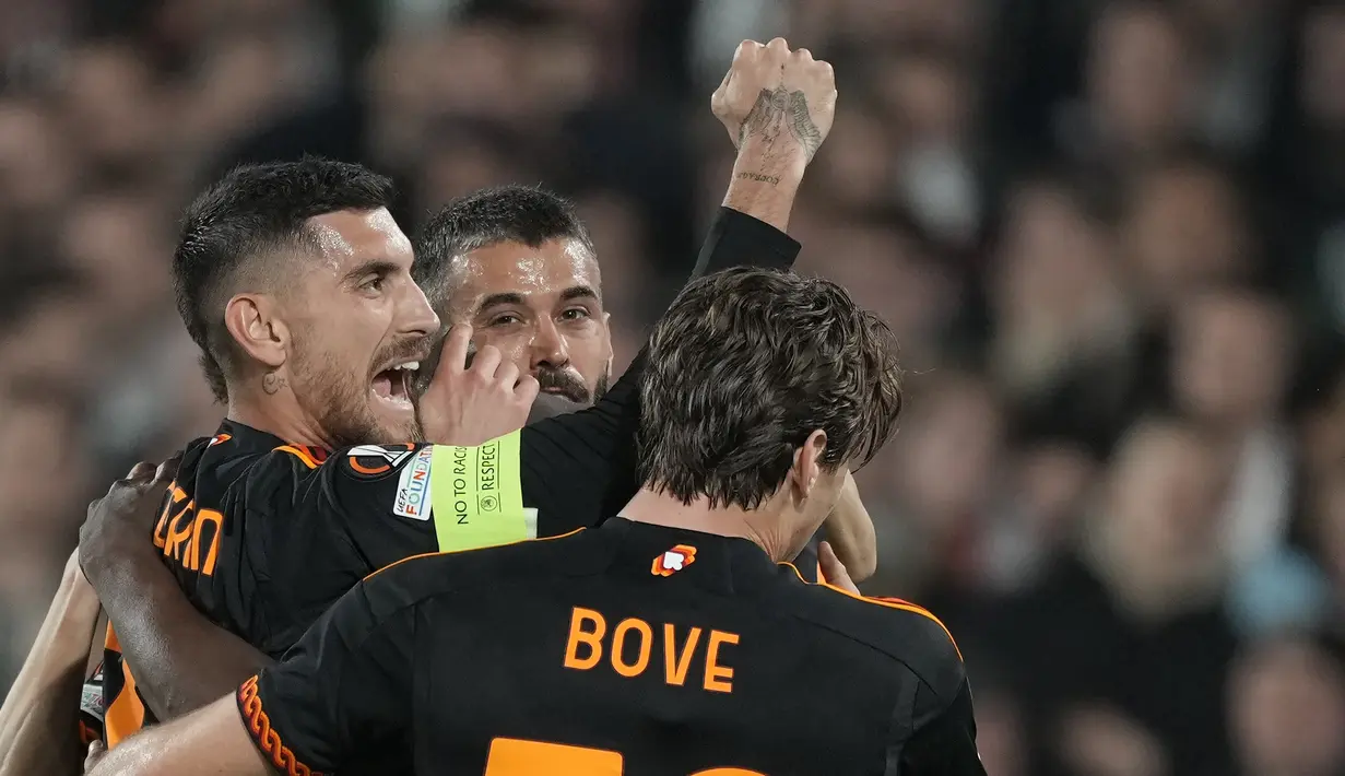 Para pemain AS Roma merayakan gol yang dicetak Romelu Lukaku ke gawang Feyenoord pada leg pertama play-off fase gugur Liga Europa 2023/2024 di Stadion De Kuip, Jumat (16/2/2024).  (Foto AP/Peter Dejong)