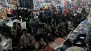 Sejumlah umat muslim berdoa usai melakukan ibadah Shalat Jumat di lorong yang menghubungkan Pasar tanabang Blok A dan B, Jakarta Pusat (26/7/215).  Saat beribadah Para pedagang  menghentikan aktifitas jual-beli. (Liputan6.com/Johan Tallo)