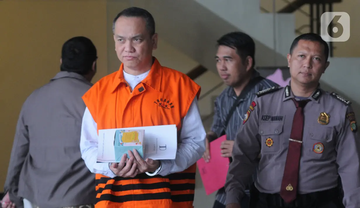 Jaksa anggota TP4D Kejaksaan Negeri Yogyakarta Eka Safitri (kiri) usai menjalani pemeriksaan di Gedung KPK, Jakarta, Selasa (17/12/2019). Eka diperiksa untuk melengkapi berkas terkait kasus suap lelang proyek pada Dinas PUPKP Kota Yogyakarta TA 2019. (merdeka.com/Dwi Narwoko)