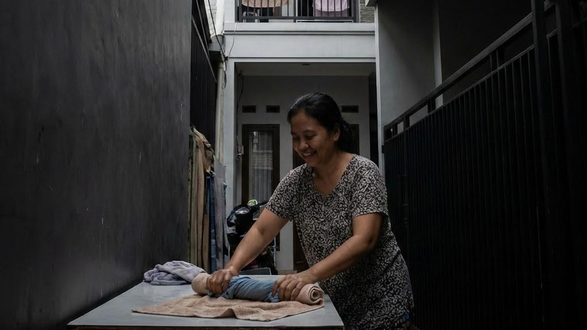 7 Trik Menjemur Baju di Rumah Gang Minim Matahari, Cepat Kering Tanpa Bau Apek