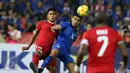 Bek Timnas Indonesia, Fachruddin (kiri) berebut bola dengan Teerasil Dangda (Thailand) saat laga final kedua Piala AFF 2016 di Rajamangala National Stadium, Bangkok, Sabtu (17/12). Thailand menang 2-0 atas Indonesia. (Liputan6.com/Helmi Fithriansyah)