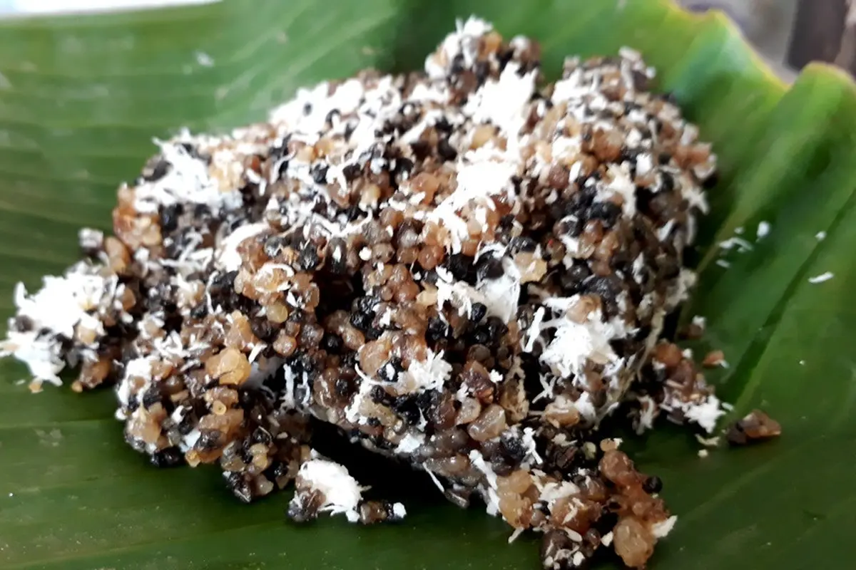 Nasi tiwul alias oyek kini banyak diburu sebagai salah satu makanan khas pedesaan yang jadi “klangenan”. (Foto: Liputan6.com/Muhamad Ridlo)