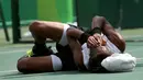 Pemain Tenis asal Jerman, Dustin Brown terkapar karena cidera saat berlaga di Olimpiade Rio 2016 melawan Thomaz Bellucci asal Brasil, Brasil (7/8). (REUTERS) 