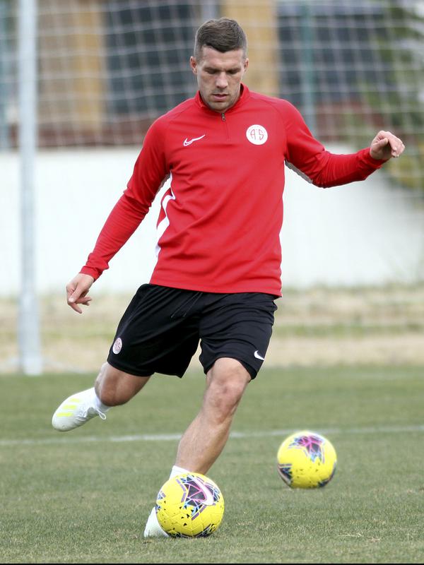 Penyerang baru Antalyaspor, Lukas Podolski menendang bola saat mengikuti latihan di Antalya, Turki (27/1/2020). Pemain 34 tahun ini bakal mengenakan nomor punggung 11 di Antalyaspor. (AP Photo)