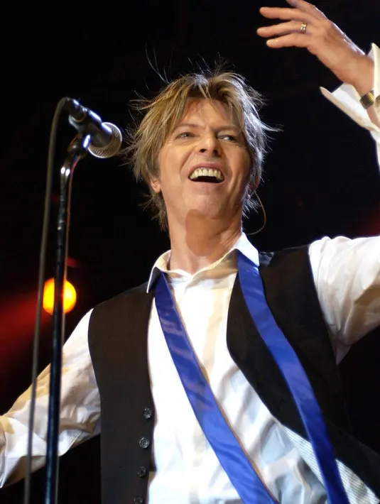 Kematian David Bowie seperti sudah diprediksi olehnya yang baru saja merilis lagu baru misterius berjudul ‘Lazarus’. Musisi asal Inggris ini memang dikenal dengan gaya nyentrik dan berbeda. (AFP/Bintang.com)