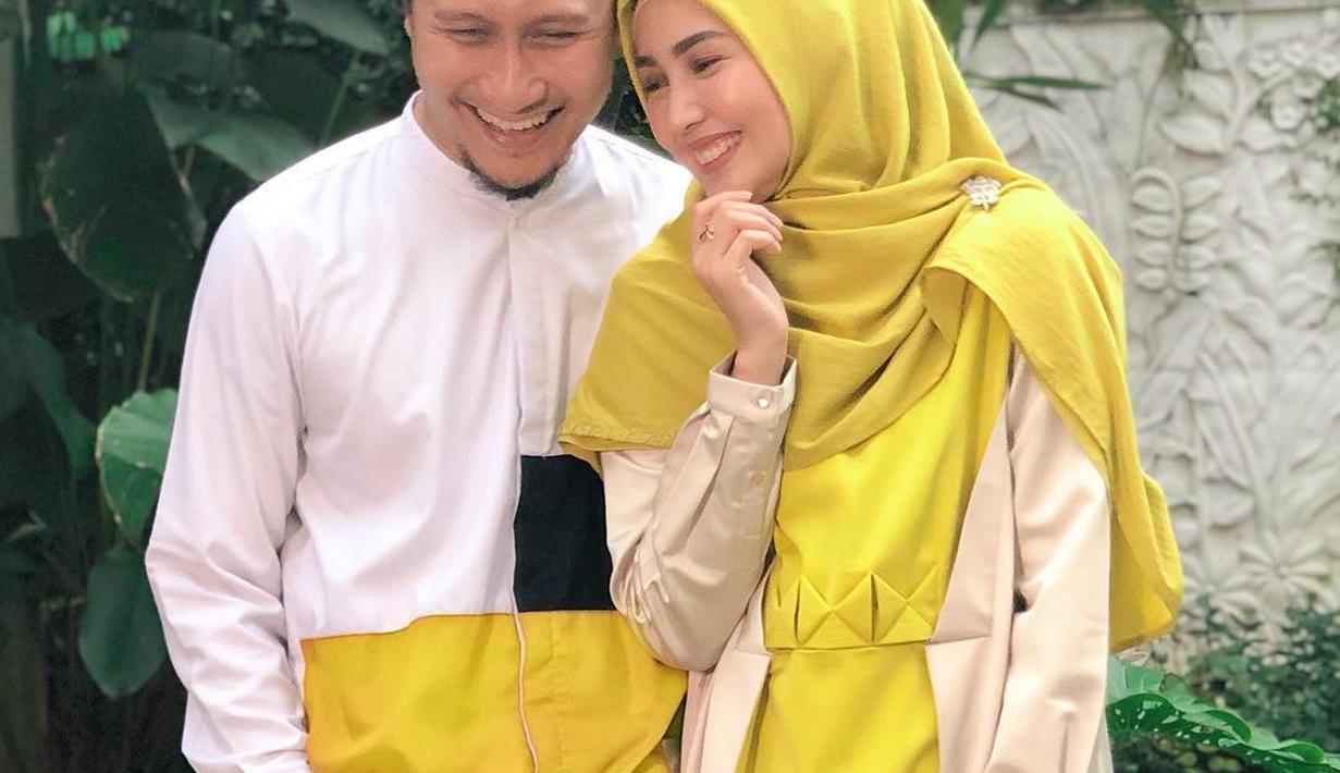 Arie Untung dan Fenita Arie pakai baju couple. (Instagram/@ariekuntung)