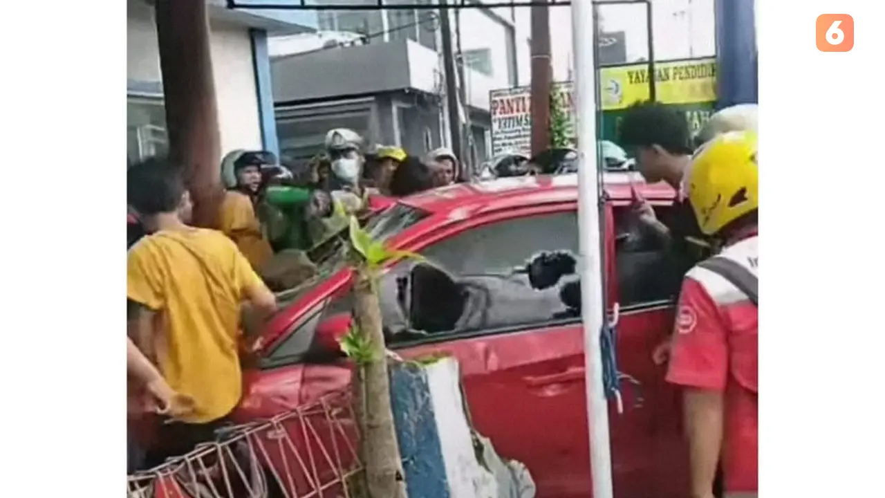 Mobil merah dirusak warga diduga karena tabrak lari (Liputan6.com/Fauzan)