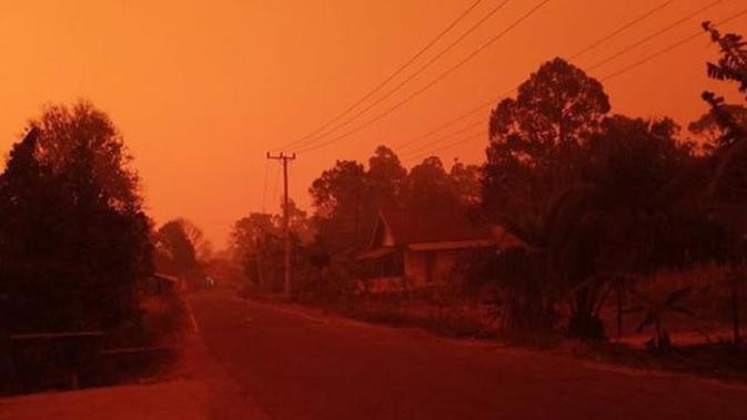 Potret Langit Merah di Jambi Akibat Kabut Asap, Siang Gelap Bak Malam Hari (Liputan6/Gresi Plasmanto)