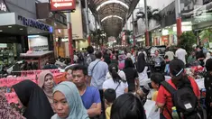 Kepadatan warga yang berbelanja di kawasan Pasar Baru, Jakarta Pusat, Rabu (21/6). Menjelang lebaran, kawasan perbelanjaan Pasar Baru mulai diserbu warga untuk berbelanja kebutuhan lebaran. (Liputan6.com/Yoppy Renato)