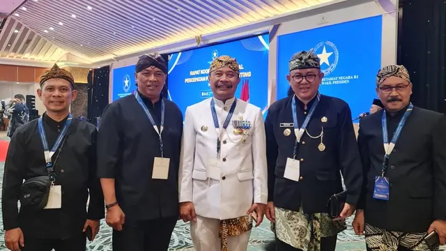 Pj Bupati Garut Barnas Adjidin saat menerima penghargaan suntikan fiskal sebesar Rp 25,989 miliar dari Pemerintah Pusat, anggaran tahun berjalan 2024 atas kesuksesan menekan stuntinga. (Liputan6.com/Jayadi Supriadin)