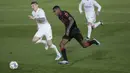 Penyerang Real Sociedad, Alexander Isak membawa bola dari kejaran gelandang Real Madrid, Toni Kroos pada pertandingan La Liga Spanyol di stadion Alfredo di Stefano, Spanyol, Selasa (2/3/2021). Jarak El Real dengan Atletico Madrid selaku pemuncak klasemen menjadi lima poin. (AP Photo/Bernat Armangue)