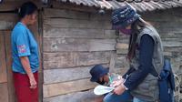 Warga Desa Pasucen di Rembang, Jawa Tengah harus berjalan jauh hanya untuk mendapatkan air, dengan menenteng ember dan memikul jerigen. (Ist)