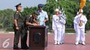 Jenderal TNI Gatot Nurmantyo (keduakanan) menandatangani naskah Serah Terima Jabatan Panglima TNI di Mabes TNI Jakarta, (14/7/2015). Gatot resmi dilantik sebagai Panglima TNI pada 8 Juni2015 lalu. (Liputan6.com/Helmi Fithriansyah)