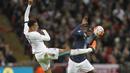 Pemain Inggris Dele Alli (kiri) berebut bola dengan pemain Prancis Blaise Matuidi  pada laga persahabatan antara Inggris vs Prancis di Wembley, London, Rabu (r18/11/2015) dini hari WIB. (AFP Photo/Ian Kington)