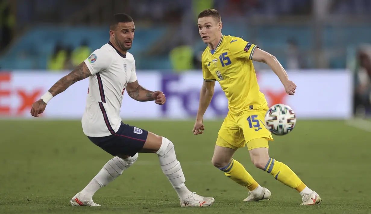 Gelandang timnas Ukraina, Viktor Tsyhankov berebut bola dengan bek Inggris, Kyle Walker pada perempat final Euro 2020 di Stadion Olimpiade, Roma, Italia, Minggu (4/7/2021) dini hari WIB. Inggris lolos ke semifinal usai menang telak atas Ukraina dengan skor 4-0. (Lars Baron/Pool Photo via AP)