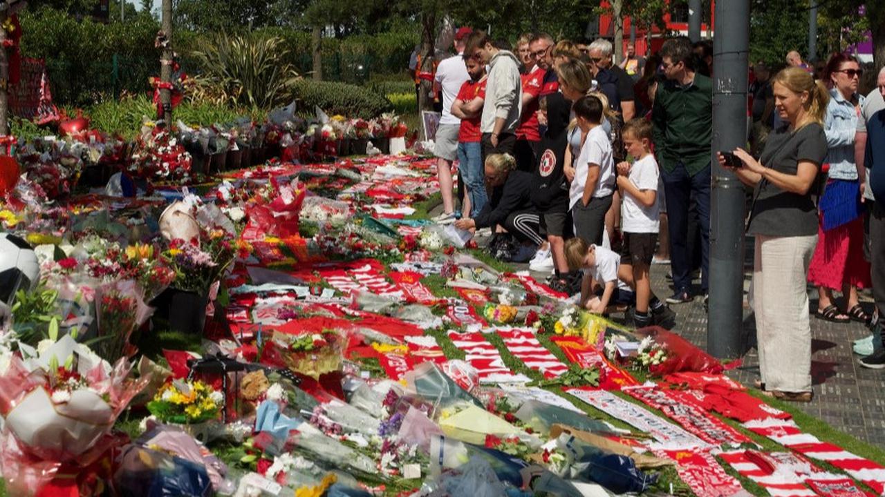 FOTO: Duka Mendalam Fans Liverpool Atas Meninggalnya Diogo Jota, Karangan Bunga Penuhi Anfield