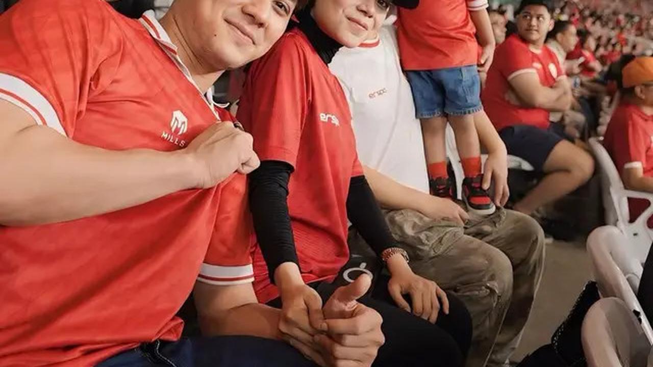 Potret 7 Artis Nonton Indonesia Vs Australia, Kehadiran Azizah Salsha Disorot