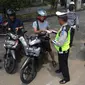 Sejumlah pengendara motor terjaring Operasi Zebra Jaya 2018 di kawasan Cinere, Depok, Selasa (30/20). Razia ini sendiri, salah satunya untuk mengincar pengendara yang tidak melengkapi surat-surat kendaraan, seperti STNK atau SIM. (Merdeka.com/Arie Basuki)