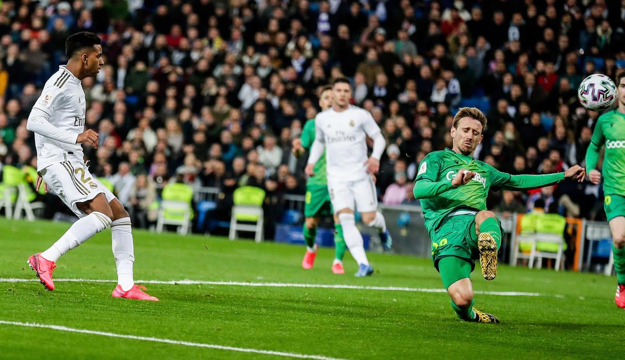 Pemain muda Real Madrid, Rodrygo mencetak gol kedua untuk timnya ke gawang Real Sociedad pada laga perempat final Copa del Rey di Santiago Bernabeu, Kamis (6/2/2020). Real Madrid gagal melaju ke semifinal Copa del Rey setelah dibungkam Real Sociedad dengan skor 3-4. (AP Photo/Manu Fernandez)