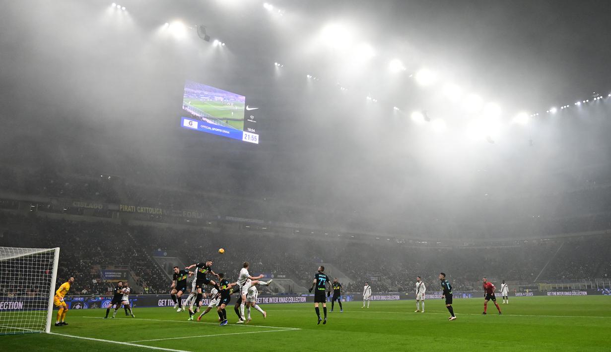 Menjamu Torino di Giuseppe Meazza, Inter Milan mendapatkan perlawanan yang intens. Tak hanya menyulitkan serangan, Torino juga terlihat beberapa kali mengancam gawang Nerazzurri. (AFP/Miguel Medina)