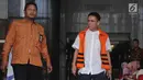 Gubernur Aceh nonaktif Irwandi Yusuf (kanan) usai menjalani pemeriksaan oleh penyidik di Gedung KPK, Jakarta, Jumat (26/10). Irwandi Yusuf diperiksa sebagai tersangka terkait dugaan suap gratifikasi sebesar Rp 32 miliar. (Merdeka.com/Dwi Narwoko)