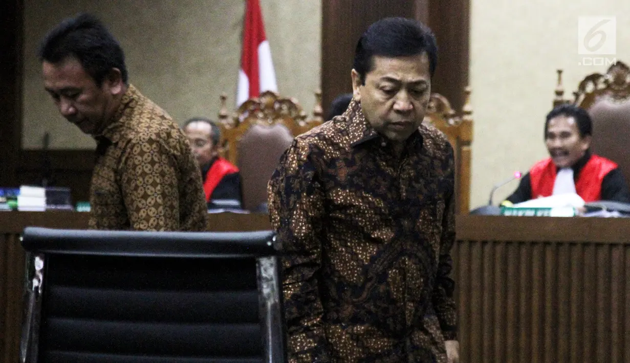 Ketua DPR Setya Novanto saat menghadiri sidang kasus korupsi e-KTP di Pengadilan Tipikor Jakarta, Jumat (3/11). Setnov bersaksi untuk terdakwa pengusaha Andi Agustinus alias Andi Narogong. (Liputan6.com/Helmi Afandi)