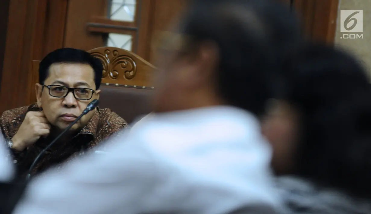 Terdakwa dugaan korupsi proyek e-KTP, Setya Novanto saat menyimak keterangan saksi pada persidangan lanjutan di Pengadilan Tipikor, Jakarta, Senin (26/2). Tujuh saksi dihadirkan diantaranya advokat, Elza Syarief. (Liputan6.com/Helmi Fithriansyah)