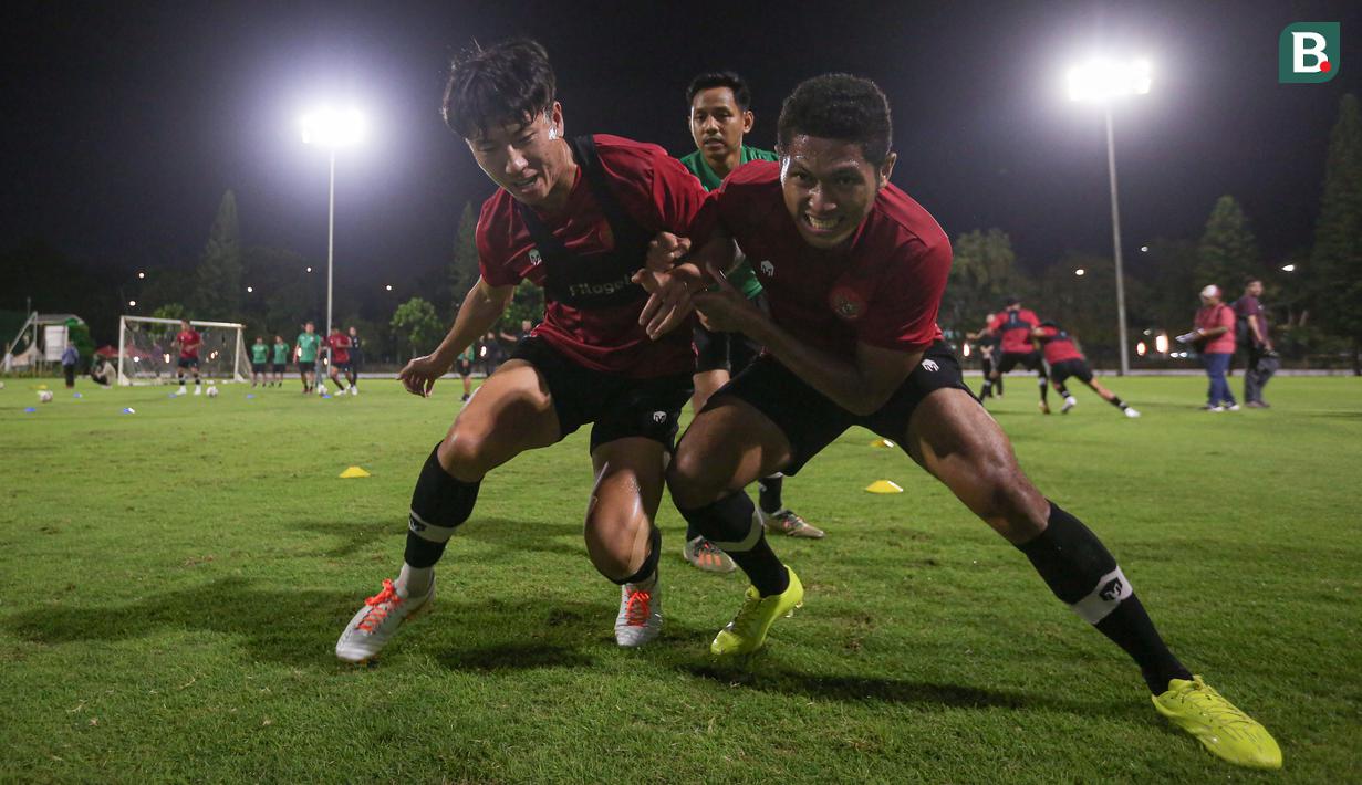 Pemain Timnas Indonesia U-22, Muhammad Fajar Fathurrahman (kanan) dan Seiya Da Costa saat berlatih menjelang SEA Games 2023 di Lapangan A, Kompleks Stadion Utama Gelora Bung Karno (SUGBK), Senayan, Jakarta, Rabu (05/04/2023). Garuda Muda nantinya akan tergabung di Grup A bersama tuan rumah Kamboja, Timor Leste, Filipina, dan Myanmar. (Bola.com/Bagaskara Lazuardi)