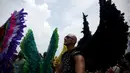 Peserta mengenakan kostum unik selama mengikuti parade di pantai Copacabana di Rio de Janeiro, Brasil, Minggu (15/11/2015). Ribuan orang berpartisipasi dalam parade kebanggan bagi orang gay dan lesbian di Brasil. (REUTERS/Pilar Olivares)