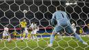 Pemain Swedia Marcus Danielson menyundul bola untuk mencetak gol ke gawang Armenia pada pertandingan persahabatan jelang Euro 2020 di Solna, Swedia, Sabtu (5/6/2021). Swedia menang 3-1. (Janerik HENRIKSSON/TT News Agency/AFP)