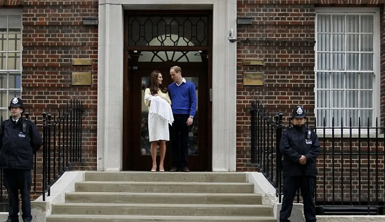 Pandangan warga Inggris langsung tertuju pada Kate Middleton dan Pangeran William saat pasangan itu keluar membawa bayi mereka (dailymail.co.uk)