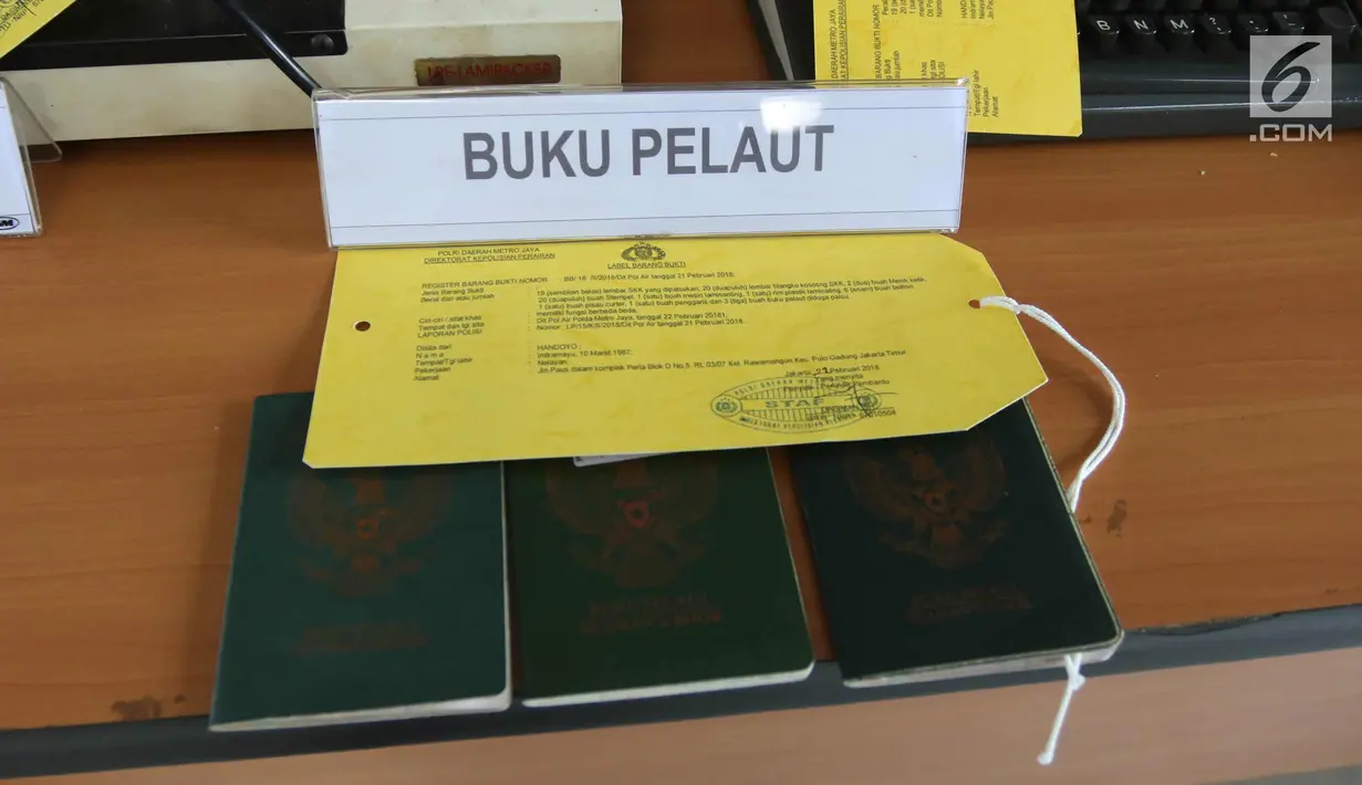 Barang bukti diperlihatkan saat rilis kasus pemalsuan Surat Keterangan Kecakapan (SKK) untuk Nahkoda Kapal, Tanjung Priok, Jakarta Utara, Kamis (1/3). Ditpolair Polda Metro Jaya berhasil mengamankan 5 orang tersangka. (Liputan6.com/Arya Manggala)
