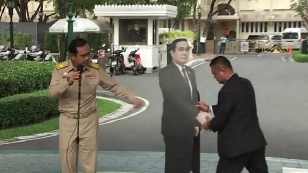 Pajangan karton Perdana Menteri Thailand Prayuth Chan-ocha (tengah) (AP)