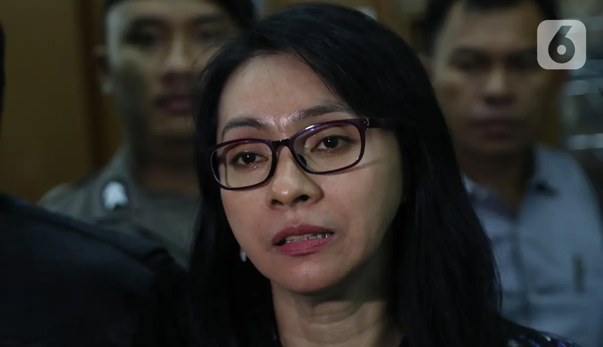 Terdakwa dugaan suap revitalisasi dua pasar di Kabupaten Kepulauan Talaud TA 2019, Sri Wahyumi Maria Manalip usai menjalani sidang tuntutan di Pengadilan Tipikor, Jakarta, Senin (18/11/2019). Mantan Bupati Kepulauan Talaud itu dituntut hukuman tujuh tahun penjara. (Liputan6.com/Helmi Fithriansyah)