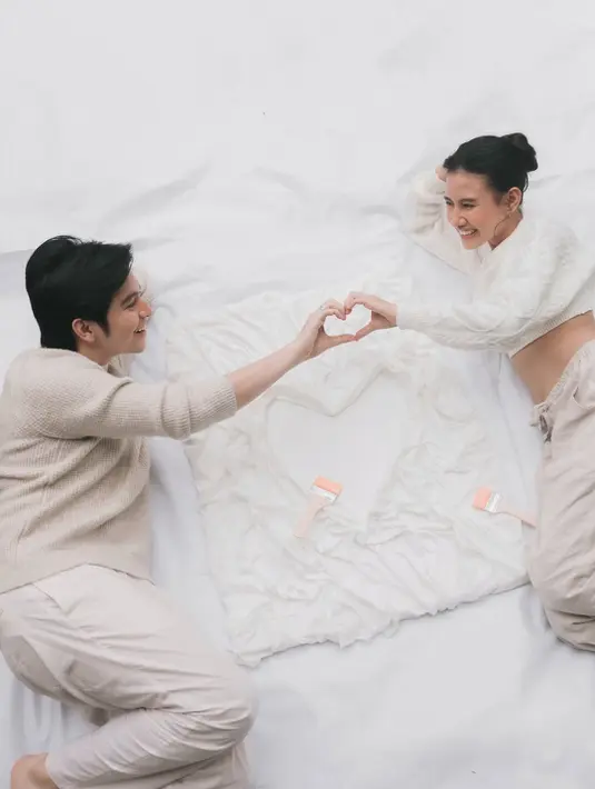 Lewat balutan knit sweater bernuansa putih yang cozy, Angga Yunanda dan Shenina Cinnamon membuktikan bahwa maternity shoot tak selalu harus glamor. Dengan styling minimalis, warna lembut, dan chemistry yang kuat, keduanya sukses menghadirkan potret jelang kelahiran anak pertama yang hangat, romantis, sekaligus fashionable.
 [@sheninacinnamon].