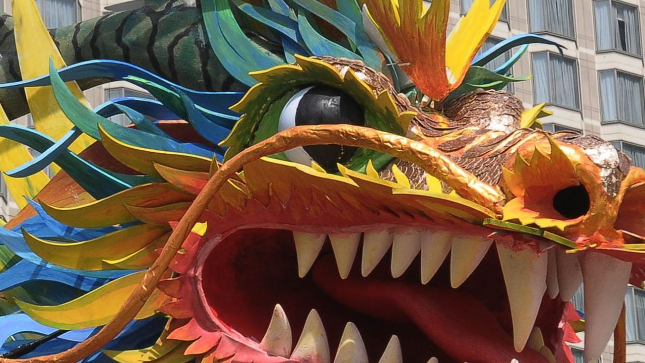 Sementara, ornamen naga kayu raksasa dipilih untuk menandai hadirnya Tahun Naga Kayu&nbsp;2575 Kongzili.