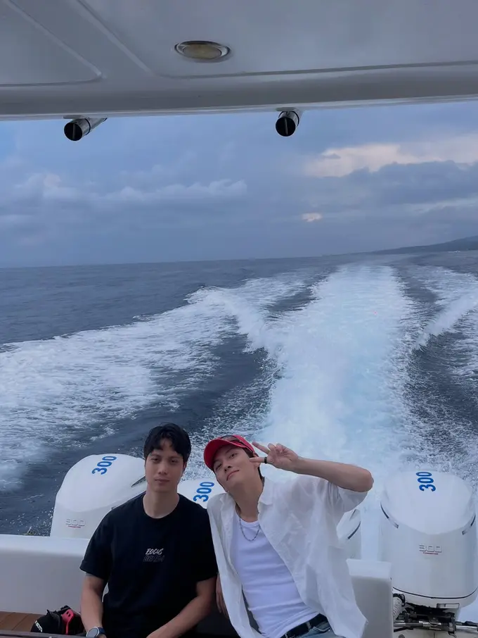 Gaya Bromance Dikta Wicaksono dan Ji Chang Wook Berlayar dengan Yatch, Tampilkan Wajah Mirip Bak Kakak Adik