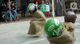 Sejumlah peserta beradu cepat dalam lomba balap karung helm di Kelurahan Benda Baru, Pamulang, Tangerang Selatan, Senin (17/8/2020). Lomba balap karung helm tersebut diselenggarakan untuk memeriahkan peringatan HUT ke-75 Kemerdekaan RI. (merdeka.com/Dwi Narwoko)