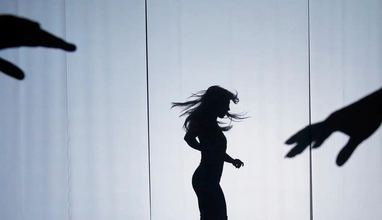 Penampilan Britney Spears di atas panggung MTV VMA 2016 di New York, AS, (28/8). Britney Spears memulai penampilannya dengan lagu 'Make Me'. (REUTERS/Lucas Jackson)
