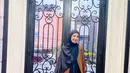Abaya dubai saat ini sedang trend, lho. Kamu dapat menggunakan abaya outer dubai berwarna terracotta dengan inner dan jilbab hitam. Jangan lupa buat Tik Tok  dengan sound"Habibi", ya! (instagram/shireensungkar)