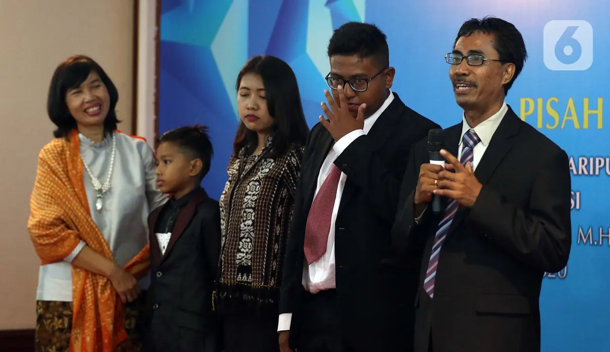 Hakim MK Daniel Yusmic Pancastaki Foekh (kanan) didampingi keluarganya memberikan sambutan saat acara Pisah Sambut Hakim MK di Gedung MK, Jakarta, Selasa (7/1/2020). Daniel Yusmic menggantikan I Dewa Gede Palguna sebagai Hakim MK. (Liputan6.com/Johan Tallo)