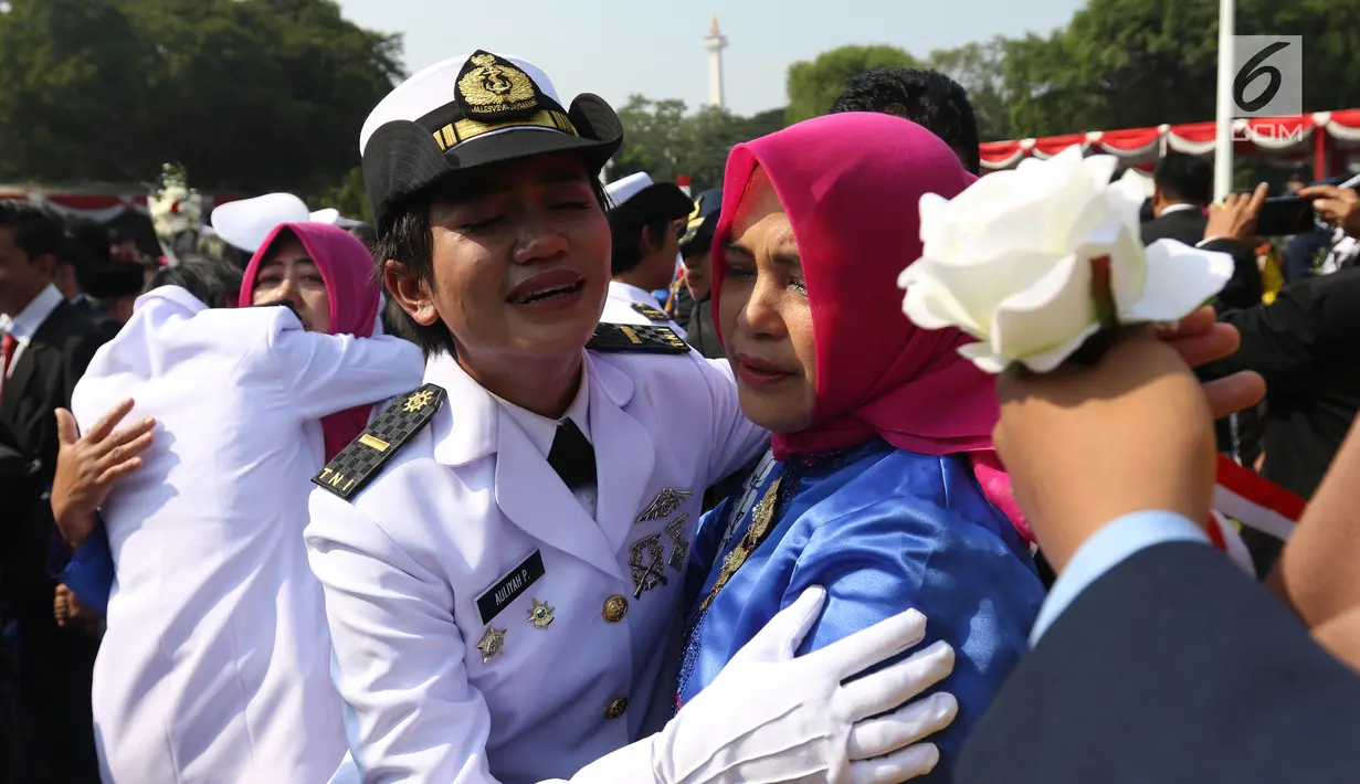 Perwira TNI-Polri menangis sambil memeluk orangtuanya usai dilantik Presiden Joko Widodo atau Jokowi di halaman Istana Merdeka, Jakarta Pusat, Selasa (16/7/2019). Jokowi melantik 259 perwira Akademi Militer, 117 Angkatan Laut, 99 Angkatan Udara, dan 306 Polri. (Liputan6.com/Angga Yuniar)