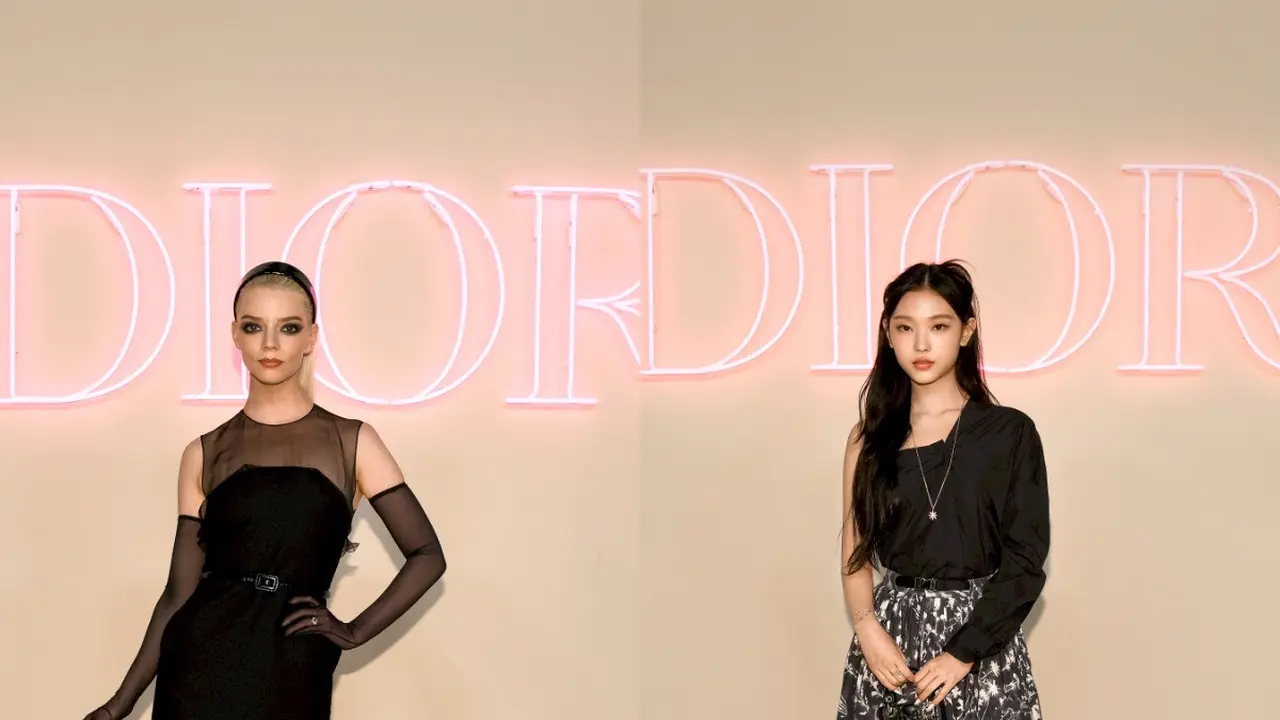 6 Gaya Artis Hadiri Dior Pre-Fall 2024 Show, Anya Taylor-Joy hingga Haerin NewJeans