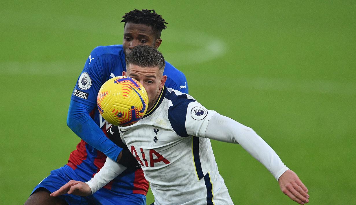 Toby Alderweireld. Bek Belgia ini menghuni Ajax Amsterdam selama 5 musim, mulai tengah musim 2008/2009 hingga tengah musim 2013/2014. Total tampil dalam 186 laga dan mencetak 15 gol. Mulai 2015/2016 hingga kini memperkuat Tottenham Hotspur dan telah mencetak 9 gol dari 237 laga. (AFP/Glyn Kirk/Pool)