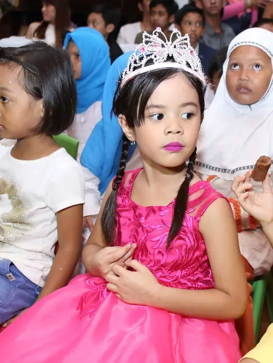 Tidak ada permintaan khusus yang diajukan Shafeea, ia hanya meminta slime dan squishy yang saat ini lagi tren di kalangan anak seusianya. Namun yang uniknya, ia meminta hadiah tersebut setiap hari. (Nurwahyunan/Bintang.com)