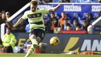 Gelandang Manchester City, Kevin De Bruyne, mencetak gol melalui tendangan bebas pada laga pekan ke-14 Premier League 2022/2023 di King Power Stadium, Sabtu (29/10/2022) malam WIB. (AP Photo/Rui Vieira)