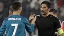 Striker Real Madrid, Cristiano Ronaldo, bersalaman dengan kiper Juventus, Gianluigi Buffon, pada laga Liga Champions di Stadion Allianz, Selasa (3/4/2018). Juventus takluk 0-3 dari Real Madrid. (AP/Luca Bruno)