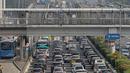 Sejumlah kendaraan roda empat terjebak macet di ruas Tol Dalam Kota, Jakarta, Senin (5/7/2021). Macet tersebut disebabkan karena adanya penutupan sejumlah pintu keluar tol dalam kota dalam masa PPKM Darurat. (Liputan6.com/Faizal Fanani)